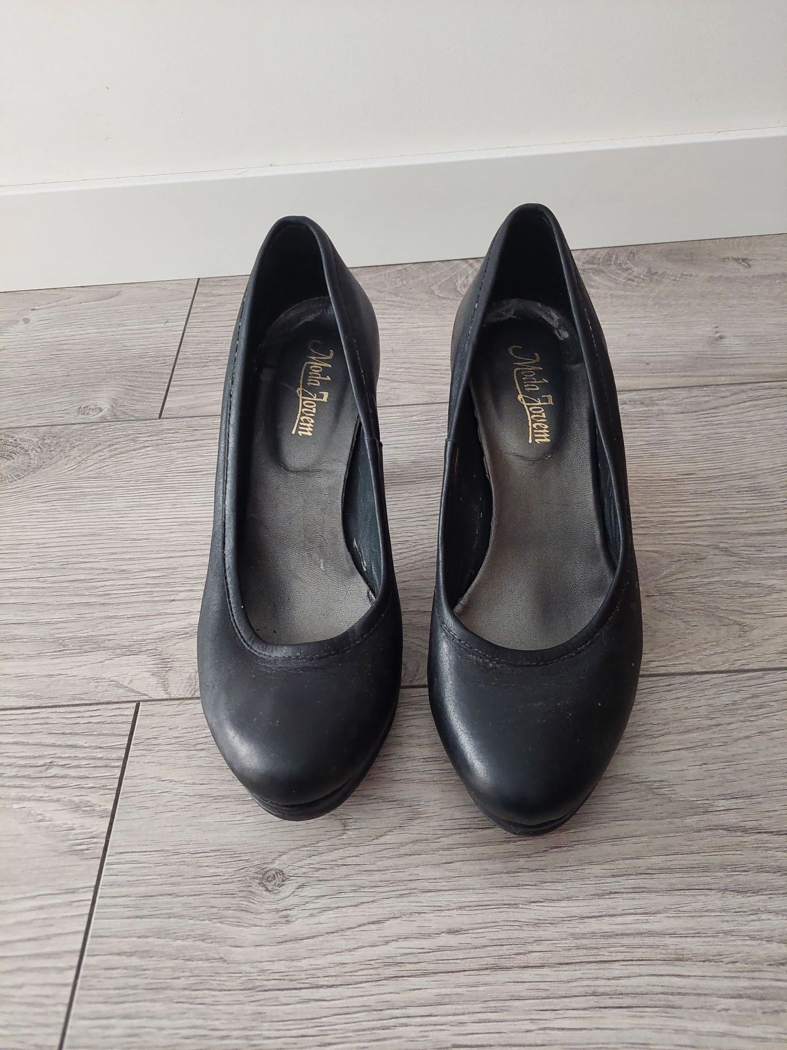 Moda Jovem - Sapatos de salto pretos